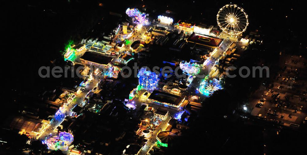 Mannheim from above - Nachtluftbild der Mannheimer Maimess auf dem Neuen Messplatz am Herzogenriedpark. Rund 170 Schaustellerbetriebe aus ganz Deutschland sind zu der in der Mannheimer Neckarstadt alljährlichen Volksfest Maimess angereist. Night aerial view of the Mannheimer Maimess at the Herzogenriedpark. About 170 performers from all over Germany companies have come to the annual Neckar in Mannheim city festival Maimess.