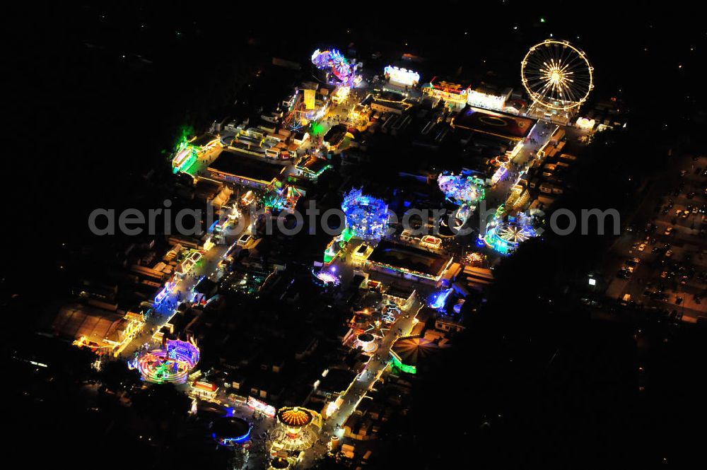 Mannheim from the bird's eye view: Nachtluftbild der Mannheimer Maimess auf dem Neuen Messplatz am Herzogenriedpark. Rund 170 Schaustellerbetriebe aus ganz Deutschland sind zu der in der Mannheimer Neckarstadt alljährlichen Volksfest Maimess angereist. Night aerial view of the Mannheimer Maimess at the Herzogenriedpark. About 170 performers from all over Germany companies have come to the annual Neckar in Mannheim city festival Maimess.