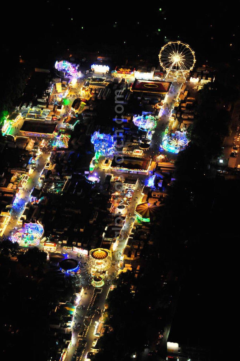 Aerial image Mannheim - Nachtluftbild der Mannheimer Maimess auf dem Neuen Messplatz am Herzogenriedpark. Rund 170 Schaustellerbetriebe aus ganz Deutschland sind zu der in der Mannheimer Neckarstadt alljährlichen Volksfest Maimess angereist. Night aerial view of the Mannheimer Maimess at the Herzogenriedpark. About 170 performers from all over Germany companies have come to the annual Neckar in Mannheim city festival Maimess.