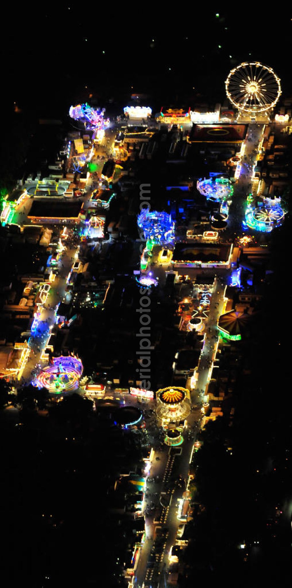 Aerial photograph Mannheim - Nachtluftbild der Mannheimer Maimess auf dem Neuen Messplatz am Herzogenriedpark. Rund 170 Schaustellerbetriebe aus ganz Deutschland sind zu der in der Mannheimer Neckarstadt alljährlichen Volksfest Maimess angereist. Night aerial view of the Mannheimer Maimess at the Herzogenriedpark. About 170 performers from all over Germany companies have come to the annual Neckar in Mannheim city festival Maimess.