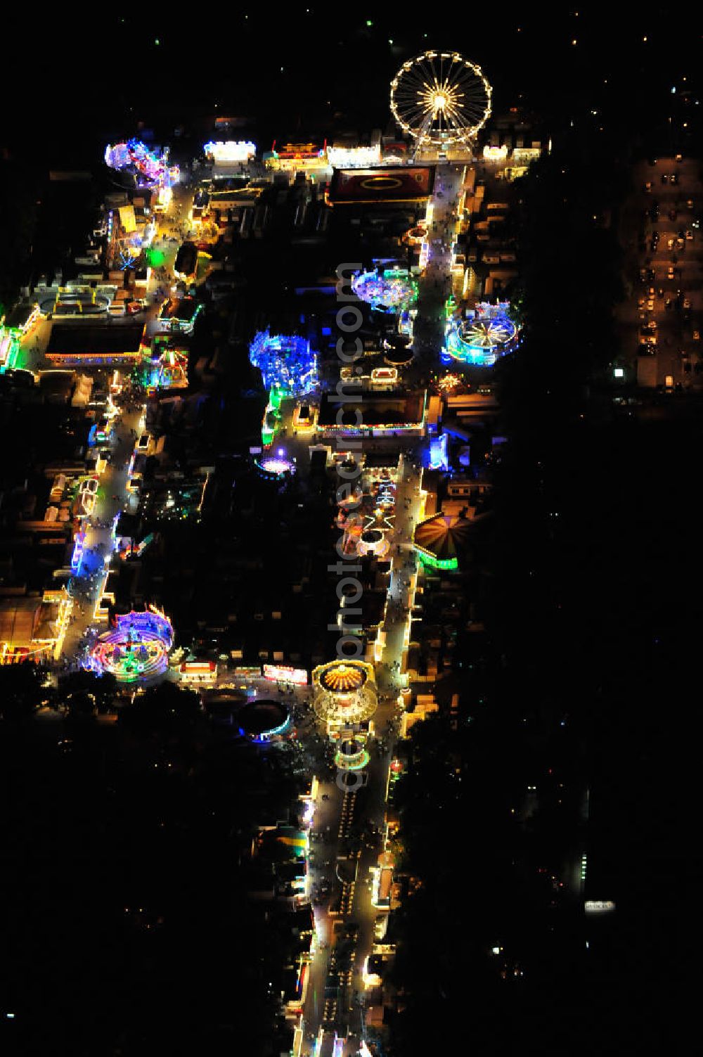 Mannheim from above - Nachtluftbild der Mannheimer Maimess auf dem Neuen Messplatz am Herzogenriedpark. Rund 170 Schaustellerbetriebe aus ganz Deutschland sind zu der in der Mannheimer Neckarstadt alljährlichen Volksfest Maimess angereist. Night aerial view of the Mannheimer Maimess at the Herzogenriedpark. About 170 performers from all over Germany companies have come to the annual Neckar in Mannheim city festival Maimess.