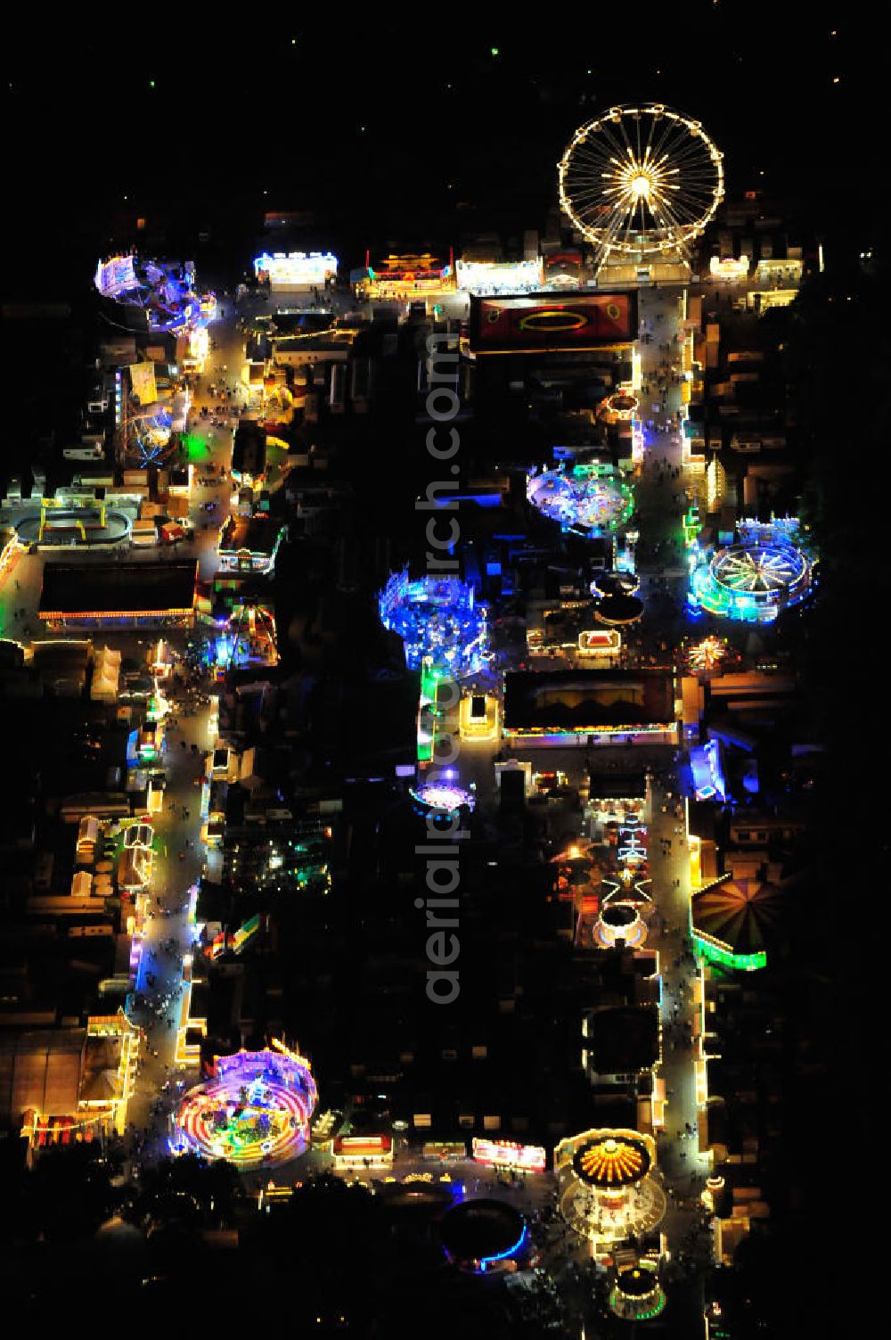 Mannheim from the bird's eye view: Nachtluftbild der Mannheimer Maimess auf dem Neuen Messplatz am Herzogenriedpark. Rund 170 Schaustellerbetriebe aus ganz Deutschland sind zu der in der Mannheimer Neckarstadt alljährlichen Volksfest Maimess angereist. Night aerial view of the Mannheimer Maimess at the Herzogenriedpark. About 170 performers from all over Germany companies have come to the annual Neckar in Mannheim city festival Maimess.