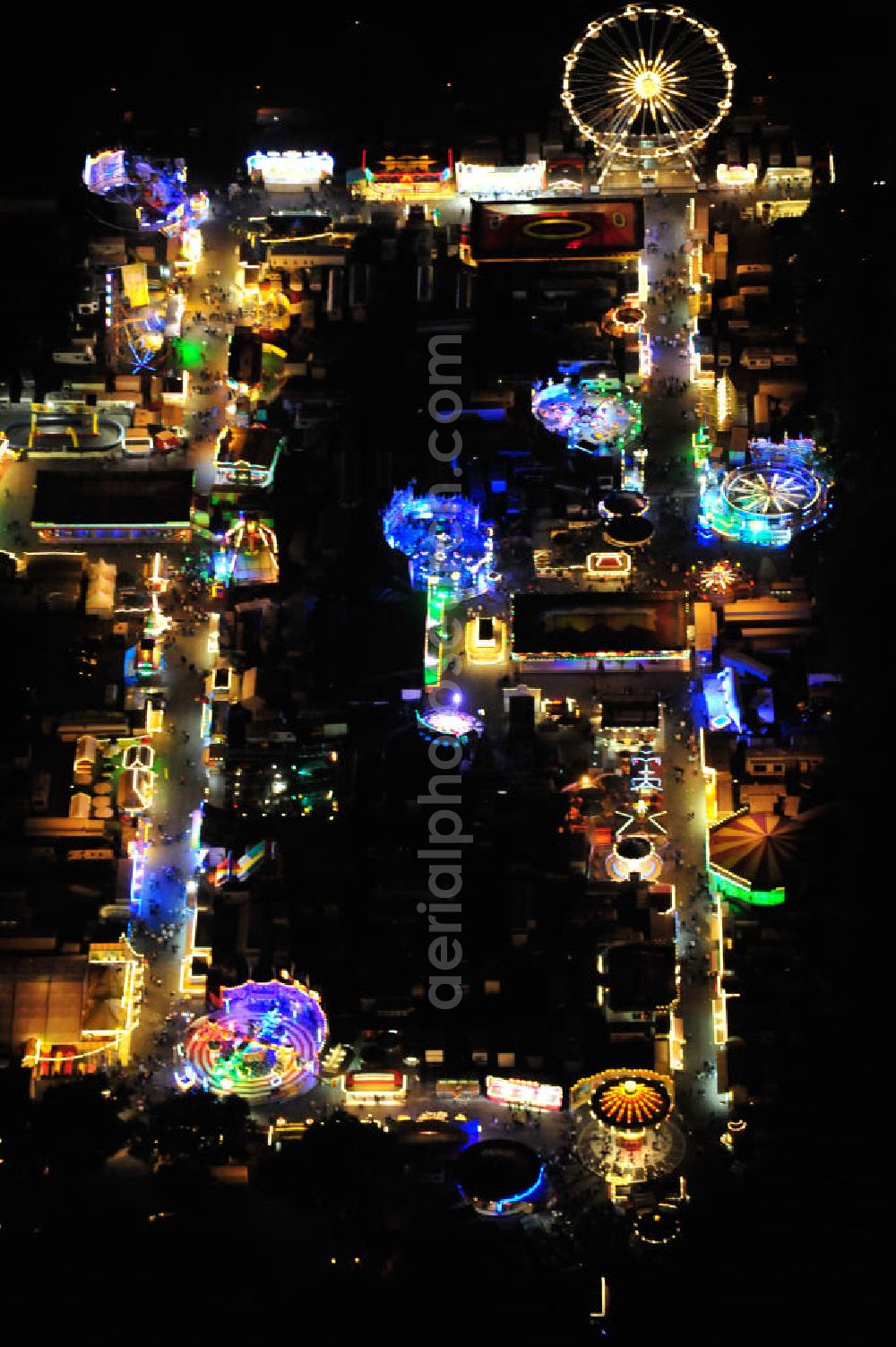 Aerial photograph Mannheim - Nachtluftbild der Mannheimer Maimess auf dem Neuen Messplatz am Herzogenriedpark. Rund 170 Schaustellerbetriebe aus ganz Deutschland sind zu der in der Mannheimer Neckarstadt alljährlichen Volksfest Maimess angereist. Night aerial view of the Mannheimer Maimess at the Herzogenriedpark. About 170 performers from all over Germany companies have come to the annual Neckar in Mannheim city festival Maimess.