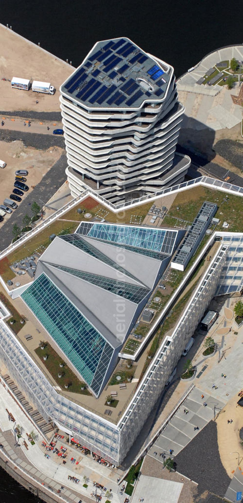 Aerial photograph Hamburg - Blick auf den Marco-Polo-Tower und die Deutschlandzentrale von Unilever in Hamburg-HafenCity. Die 2009 und 2010 fertig gestellten Gebäude sind die ersten Projekte auf dem Strandkai, einem Teilquartier der HafenCity, und wurdem vom Stuttgarter Büro Behnisch Architekten entworfen. View of the Marco-Polo-Tower and the German headquarters of Unilever in Hamburg-HafenCity. The 2009 and 2010 completed buildings are the first of many projects at the Strandkai, a partial area of the HafenCity and were designed by the Stuttgart architects Behnisch Architekten.