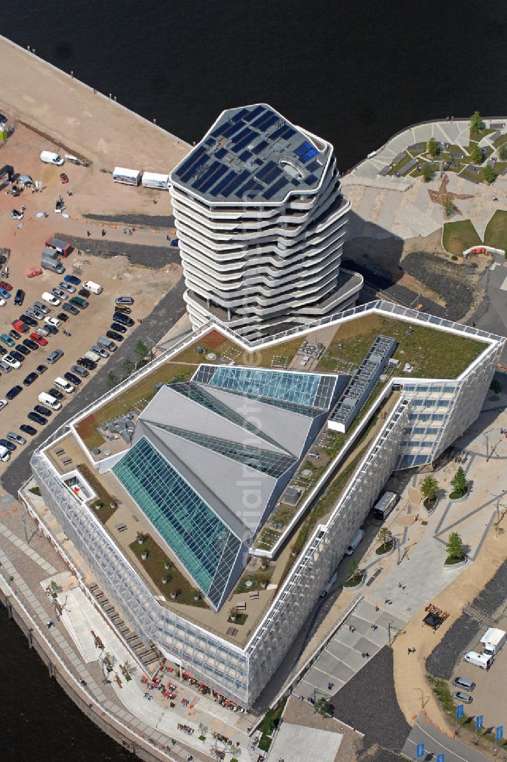 Hamburg from above - Blick auf den Marco-Polo-Tower und die Deutschlandzentrale von Unilever in Hamburg-HafenCity. Die 2009 und 2010 fertig gestellten Gebäude sind die ersten Projekte auf dem Strandkai, einem Teilquartier der HafenCity, und wurdem vom Stuttgarter Büro Behnisch Architekten entworfen. View of the Marco-Polo-Tower and the German headquarters of Unilever in Hamburg-HafenCity. The 2009 and 2010 completed buildings are the first of many projects at the Strandkai, a partial area of the HafenCity and were designed by the Stuttgart architects Behnisch Architekten.