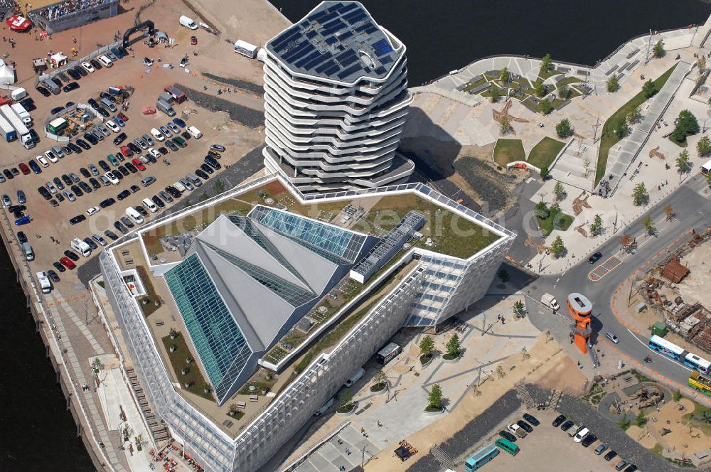 Hamburg from the bird's eye view: Blick auf den Marco-Polo-Tower und die Deutschlandzentrale von Unilever in Hamburg-HafenCity. Die 2009 und 2010 fertig gestellten Gebäude sind die ersten Projekte auf dem Strandkai, einem Teilquartier der HafenCity, und wurdem vom Stuttgarter Büro Behnisch Architekten entworfen. View of the Marco-Polo-Tower and the German headquarters of Unilever in Hamburg-HafenCity. The 2009 and 2010 completed buildings are the first of many projects at the Strandkai, a partial area of the HafenCity and were designed by the Stuttgart architects Behnisch Architekten.