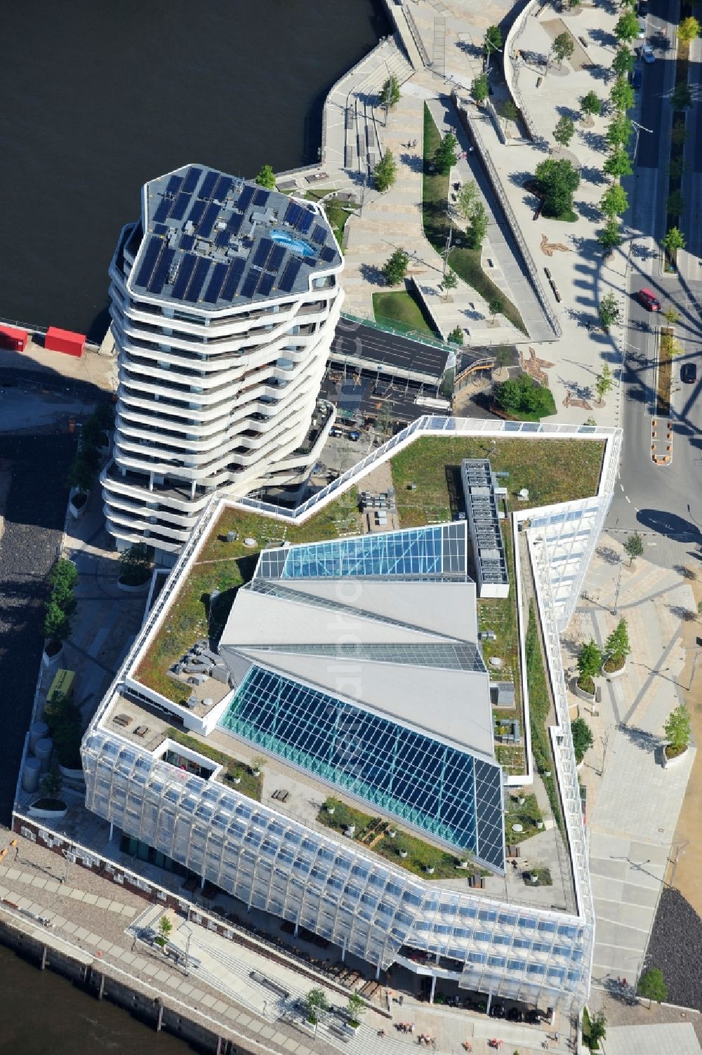 Hamburg from the bird's eye view: View of the Marco-Polo-Tower and the German headquarters of Unilever in Hamburg-HafenCity. The 2009 and 2010 completed buildings are the first of many projects at the Strandkai, a partial area of the HafenCity and were designed by the Stuttgart architects Behnisch Architekten