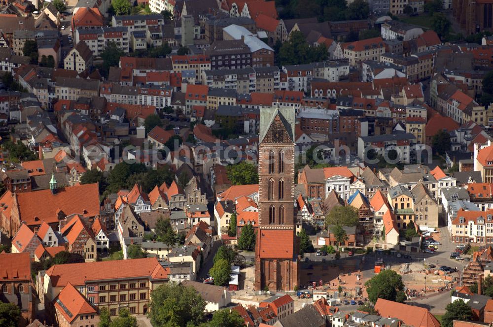 Wismar from the bird's eye view: Blick auf die Marienkirche. Die Marienkirche (auch Sankt Marienkirche) im Zentrum der Altstadt Wismars ist die höchste der drei Stadtkirchen. Sie war Pfarrkirche der Marktstadt. Sie gehört zu den ältesten Bauwerken der Hansestadt. Ihr im Zweitem Weltkrieg schwer beschädigtes Schiff wurde 1960 gesprengt. 2009 wurden in mehreren Aktionen die Grundmauern über den alten Fundamenten des Kirchenschiffs symbolisch wiedererrichtet. Durch die Aktion, an der zahlreiche freiwillige Helfer teilnahmen, soll dem Wunsch Ausdruck verliehen werden, das Kirchenschiff wieder aufzubauen. Initiator ist der Förderverein St.-Marien-Kirche zu Wismar e.V. Informationen unter: