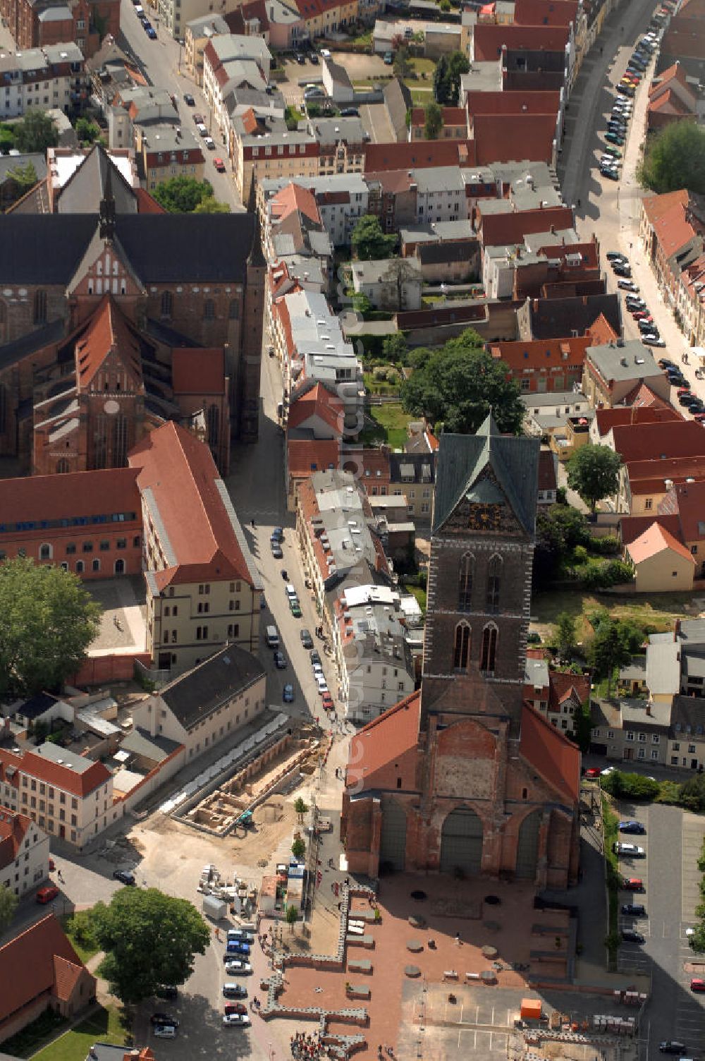 Wismar from above - Blick auf die Marienkirche. Die Marienkirche (auch Sankt Marienkirche) im Zentrum der Altstadt Wismars ist die höchste der drei Stadtkirchen. Sie war Pfarrkirche der Marktstadt. Sie gehört zu den ältesten Bauwerken der Hansestadt. Ihr im Zweitem Weltkrieg schwer beschädigtes Schiff wurde 1960 gesprengt. 2009 wurden in mehreren Aktionen die Grundmauern über den alten Fundamenten des Kirchenschiffs symbolisch wiedererrichtet. Durch die Aktion, an der zahlreiche freiwillige Helfer teilnahmen, soll dem Wunsch Ausdruck verliehen werden, das Kirchenschiff wieder aufzubauen. Initiator ist der Förderverein St.-Marien-Kirche zu Wismar e.V. Informationen unter: