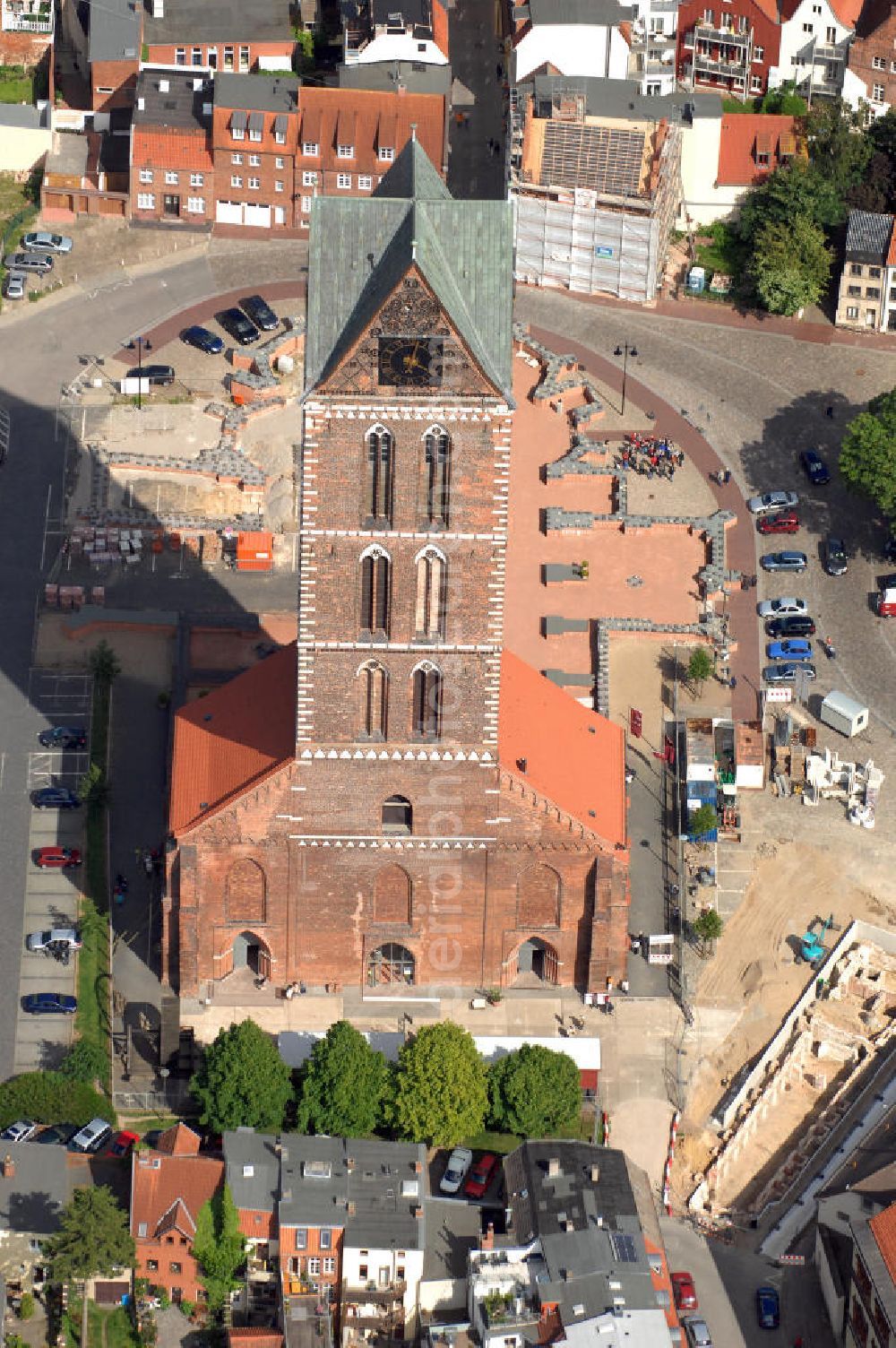 Wismar from above - Blick auf die Marienkirche. Die Marienkirche (auch Sankt Marienkirche) im Zentrum der Altstadt Wismars ist die höchste der drei Stadtkirchen. Sie war Pfarrkirche der Marktstadt. Sie gehört zu den ältesten Bauwerken der Hansestadt. Ihr im Zweitem Weltkrieg schwer beschädigtes Schiff wurde 1960 gesprengt. 2009 wurden in mehreren Aktionen die Grundmauern über den alten Fundamenten des Kirchenschiffs symbolisch wiedererrichtet. Durch die Aktion, an der zahlreiche freiwillige Helfer teilnahmen, soll dem Wunsch Ausdruck verliehen werden, das Kirchenschiff wieder aufzubauen. Initiator ist der Förderverein St.-Marien-Kirche zu Wismar e.V. Informationen unter: