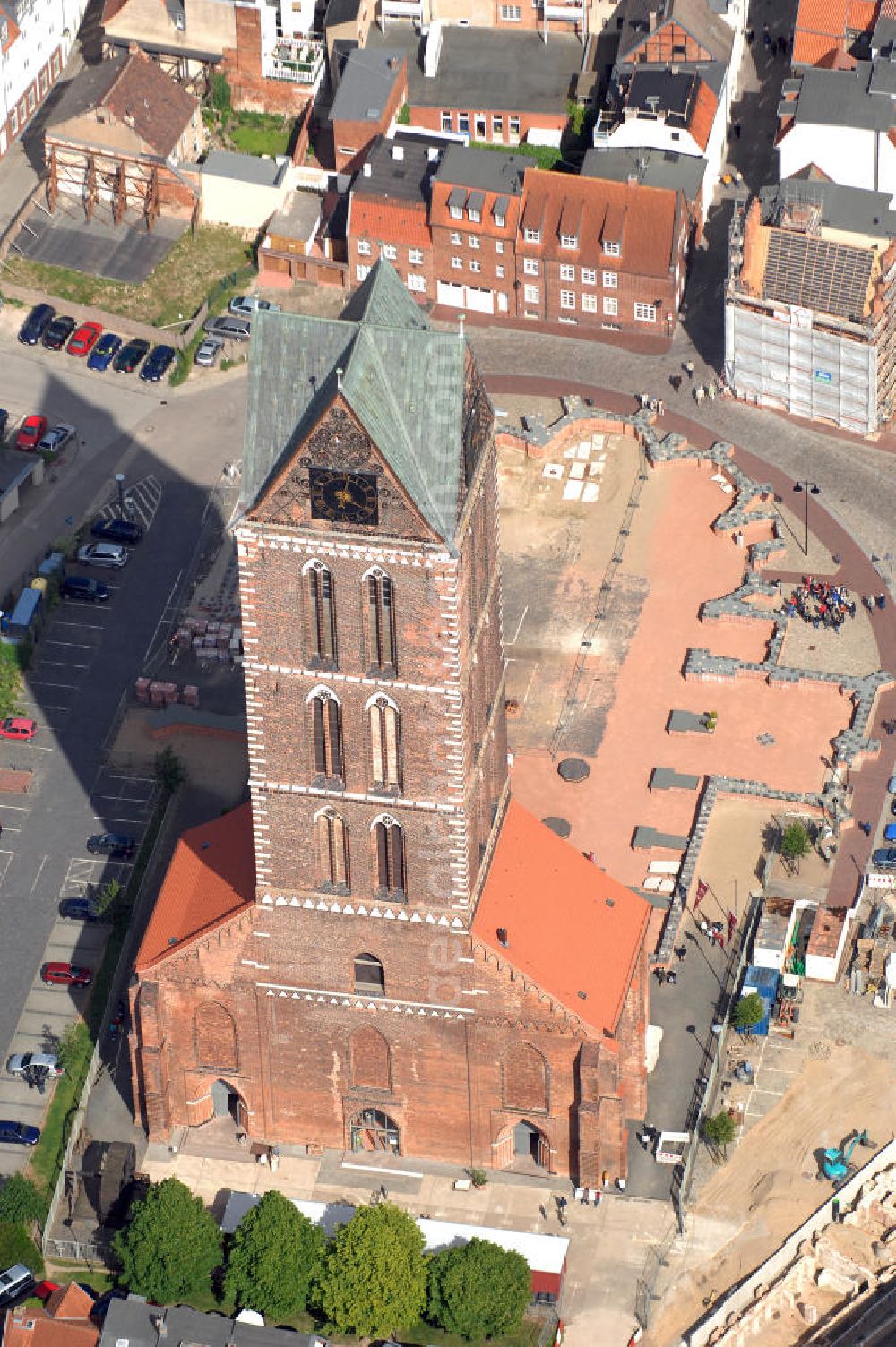 Wismar from the bird's eye view: Blick auf die Marienkirche. Die Marienkirche (auch Sankt Marienkirche) im Zentrum der Altstadt Wismars ist die höchste der drei Stadtkirchen. Sie war Pfarrkirche der Marktstadt. Sie gehört zu den ältesten Bauwerken der Hansestadt. Ihr im Zweitem Weltkrieg schwer beschädigtes Schiff wurde 1960 gesprengt. 2009 wurden in mehreren Aktionen die Grundmauern über den alten Fundamenten des Kirchenschiffs symbolisch wiedererrichtet. Durch die Aktion, an der zahlreiche freiwillige Helfer teilnahmen, soll dem Wunsch Ausdruck verliehen werden, das Kirchenschiff wieder aufzubauen. Initiator ist der Förderverein St.-Marien-Kirche zu Wismar e.V. Informationen unter: