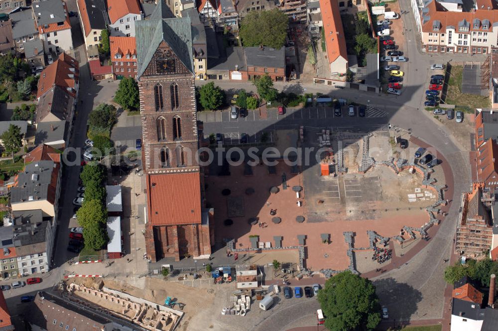 Wismar from above - Blick auf die Marienkirche. Die Marienkirche (auch Sankt Marienkirche) im Zentrum der Altstadt Wismars ist die höchste der drei Stadtkirchen. Sie war Pfarrkirche der Marktstadt. Sie gehört zu den ältesten Bauwerken der Hansestadt. Ihr im Zweitem Weltkrieg schwer beschädigtes Schiff wurde 1960 gesprengt. 2009 wurden in mehreren Aktionen die Grundmauern über den alten Fundamenten des Kirchenschiffs symbolisch wiedererrichtet. Durch die Aktion, an der zahlreiche freiwillige Helfer teilnahmen, soll dem Wunsch Ausdruck verliehen werden, das Kirchenschiff wieder aufzubauen. Initiator ist der Förderverein St.-Marien-Kirche zu Wismar e.V. Informationen unter: