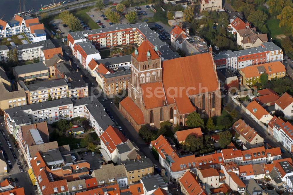 Aerial image Greifswald - Blick auf die Marienkirche. Die Einwohner Greifswald nennen St. Marien liebevoll die dicke Marie aufgrund ihrer gedrungenen und massiven baulichen Anlage. Kontakt: Pfarramt St. Marien I - Pfr. Torsten Kiefer, Friedrich-Loeffler-Straße 67, 17489 Greifswald - Tel. (0 38 34) 20 05 - st.marien.1@kirchenkreis-greifswald.de