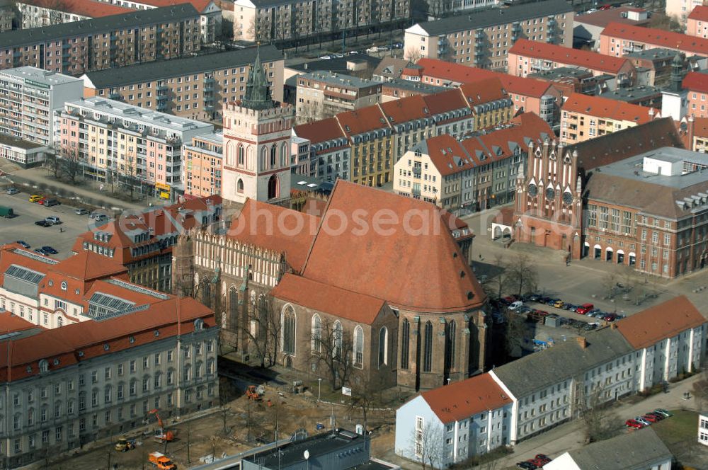 Frankfurt (Oder) from the bird's eye view: Blick auf die gotische St. Marienkirche in im Stadtzentrum von Frankfurt (Oder). Die ehemalige Hauptpfarrkirche der Stadt wurde in über 250 Jahren mittelalterlicher Bautätigkeit errichtet. Rechts das Rathaus der Stadt. View of the Gothic St. Mary's Church in the city center of Frankfurt (Oder). The former main parish church was built over 250 years of medieval construction. At the right the townhall.