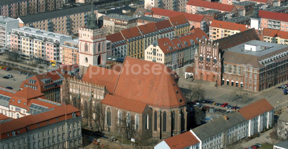 Frankfurt (Oder) from above - Blick auf die gotische St. Marienkirche in im Stadtzentrum von Frankfurt (Oder). Die ehemalige Hauptpfarrkirche der Stadt wurde in über 250 Jahren mittelalterlicher Bautätigkeit errichtet. Rechts das Rathaus der Stadt. View of the Gothic St. Mary's Church in the city center of Frankfurt (Oder). The former main parish church was built over 250 years of medieval construction. At the right the townhall.