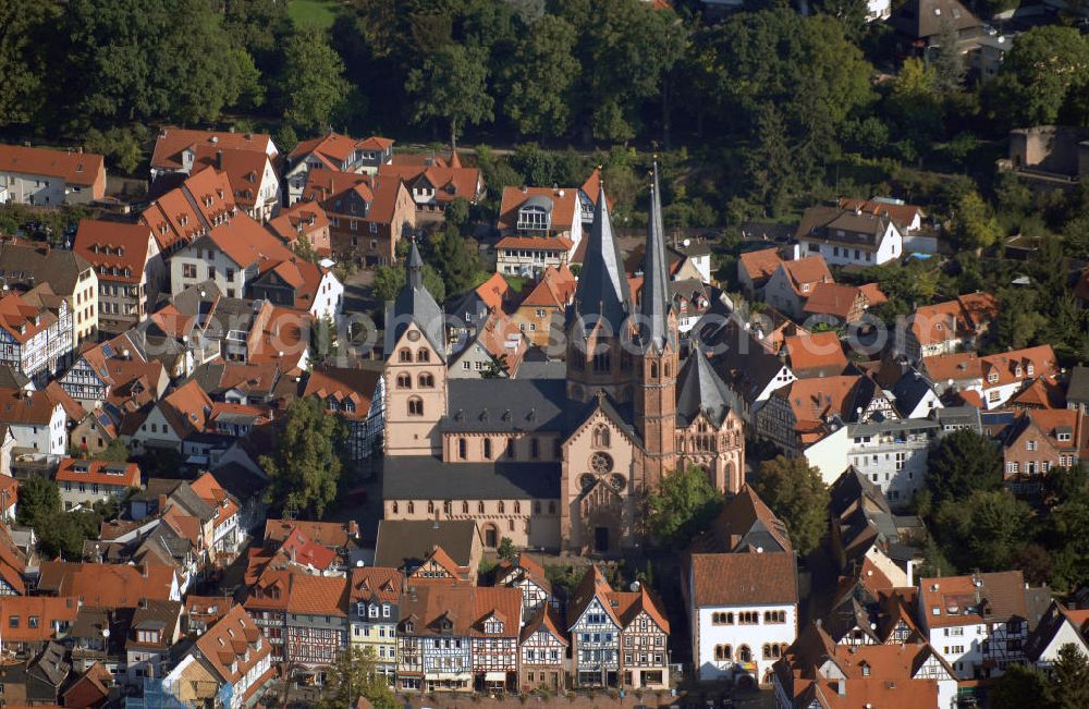 Aerial photograph Gelnhausen - Blick auf die Marienkirche Gelnhausen in Hessen. Die aus dem 12. Jahrhundert stammende spätromanische Kirche ist das Wahrzeichen der Stadt. Im gesamten 20. Jahrhundert wurden Restaurierungsarbeiten durchgeführt, um Schäden aus dem Dreißigjährigen Krieg auszubessern, sowie das Bauwerk für das neue Jahrtausend bewahren zu können. Adresse: Marienkirche Gelnhausen, Braugasse 8, 63571 Gelnhausen; Kontakt Stiftung: Stiftung Marienkirche, Braugasse 8, 63571 Gelnhausen, Tel. +49(0)6051 14 122, Fax +49(0)6051 14 840, Email: info@marienkirche-gelnhausen.de; Touristinfo Gelnhausen: Tourist-Information Obermarkt 24, 63571 Gelnhausen, Tel. +49(0)6051 83030 0, Fax +49(0)6051 83030 3, Email: tourist-information@gelnhausen.de