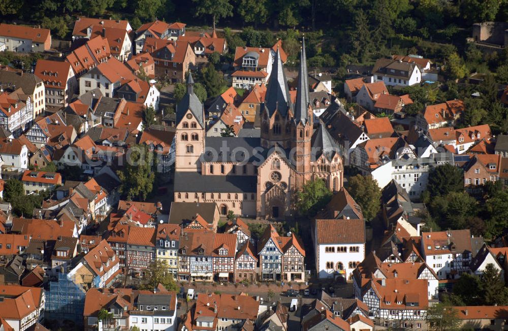 Gelnhausen from above - Blick auf die Marienkirche Gelnhausen in Hessen. Die aus dem 12. Jahrhundert stammende spätromanische Kirche ist das Wahrzeichen der Stadt. Im gesamten 20. Jahrhundert wurden Restaurierungsarbeiten durchgeführt, um Schäden aus dem Dreißigjährigen Krieg auszubessern, sowie das Bauwerk für das neue Jahrtausend bewahren zu können. Adresse: Marienkirche Gelnhausen, Braugasse 8, 63571 Gelnhausen; Kontakt Stiftung: Stiftung Marienkirche, Braugasse 8, 63571 Gelnhausen, Tel. +49(0)6051 14 122, Fax +49(0)6051 14 840, Email: info@marienkirche-gelnhausen.de; Touristinfo Gelnhausen: Tourist-Information Obermarkt 24, 63571 Gelnhausen, Tel. +49(0)6051 83030 0, Fax +49(0)6051 83030 3, Email: tourist-information@gelnhausen.de