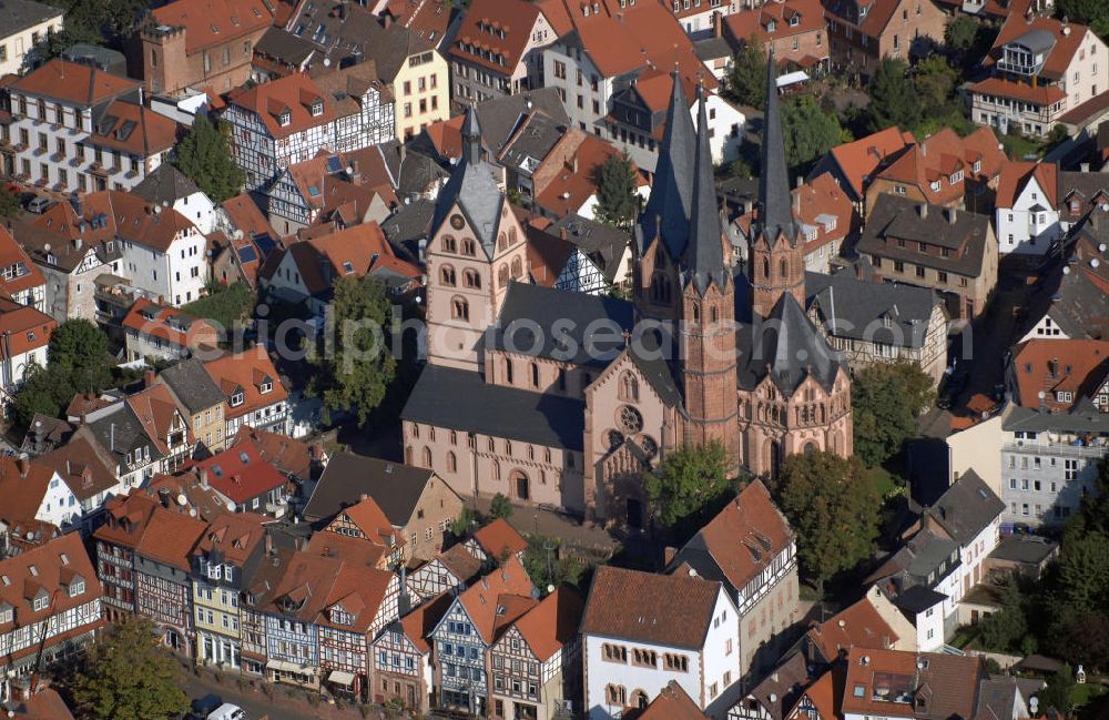 Gelnhausen from the bird's eye view: Blick auf die Marienkirche Gelnhausen in Hessen. Die aus dem 12. Jahrhundert stammende spätromanische Kirche ist das Wahrzeichen der Stadt. Im gesamten 20. Jahrhundert wurden Restaurierungsarbeiten durchgeführt, um Schäden aus dem Dreißigjährigen Krieg auszubessern, sowie das Bauwerk für das neue Jahrtausend bewahren zu können. Adresse: Marienkirche Gelnhausen, Braugasse 8, 63571 Gelnhausen; Kontakt Stiftung: Stiftung Marienkirche, Braugasse 8, 63571 Gelnhausen, Tel. +49(0)6051 14 122, Fax +49(0)6051 14 840, Email: info@marienkirche-gelnhausen.de; Touristinfo Gelnhausen: Tourist-Information Obermarkt 24, 63571 Gelnhausen, Tel. +49(0)6051 83030 0, Fax +49(0)6051 83030 3, Email: tourist-information@gelnhausen.de