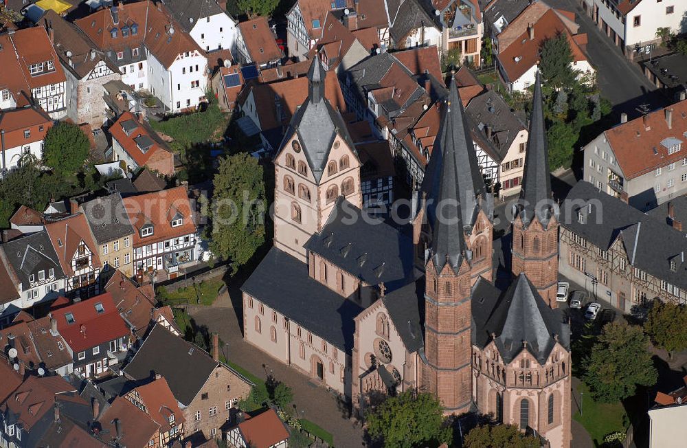 Gelnhausen from above - Blick auf die Marienkirche Gelnhausen in Hessen. Die aus dem 12. Jahrhundert stammende spätromanische Kirche ist das Wahrzeichen der Stadt. Im gesamten 20. Jahrhundert wurden Restaurierungsarbeiten durchgeführt, um Schäden aus dem Dreißigjährigen Krieg auszubessern, sowie das Bauwerk für das neue Jahrtausend bewahren zu können. Adresse: Marienkirche Gelnhausen, Braugasse 8, 63571 Gelnhausen; Kontakt Stiftung: Stiftung Marienkirche, Braugasse 8, 63571 Gelnhausen, Tel. +49(0)6051 14 122, Fax +49(0)6051 14 840, Email: info@marienkirche-gelnhausen.de; Touristinfo Gelnhausen: Tourist-Information Obermarkt 24, 63571 Gelnhausen, Tel. +49(0)6051 83030 0, Fax +49(0)6051 83030 3, Email: tourist-information@gelnhausen.de