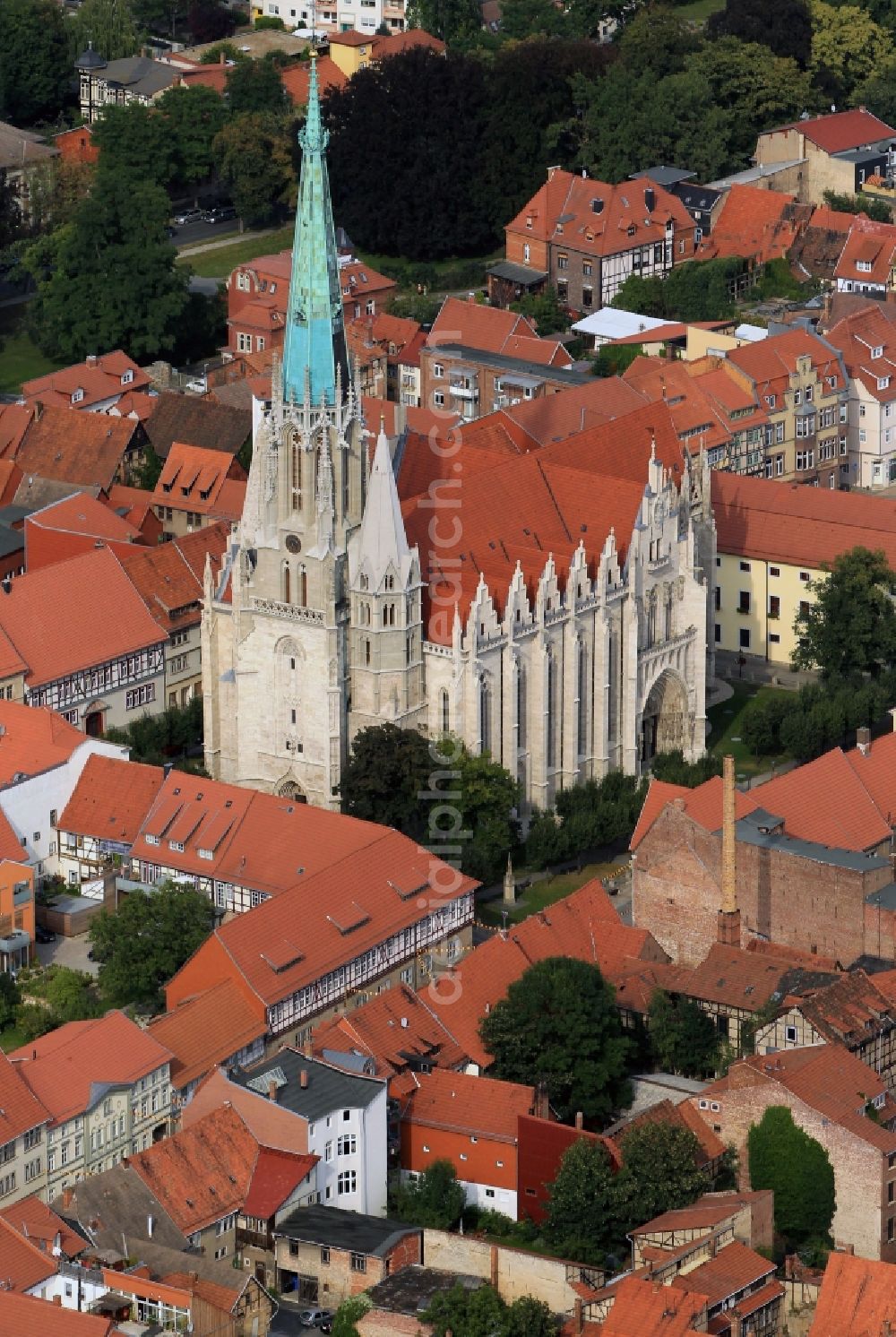 Mühlhausen from the bird's eye view: Church on the market square in Mühlhausen in Thuringia