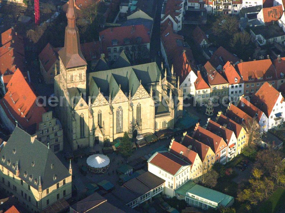 Aerial photograph Osnabrück - 09.12.2004 Osnabrück, Blick auf die Marienkirche und das Rathaus im Stadtzentrum Osnabrücks. Die Marienkirche stammt aus dem 12. Jahrhundert, hat einen Flügelaltar aus dem Jahr 1520 und ein Triumphkreuz aus dem 14. Jahrhundert. Über 25 Jahre dauerte der Bau des historischen Rathauses in Osnabrück, das 1512 im spätgotischen Stil fertig gestellt wurde. In den Rathäusern von Osnabrück und Münster wurde der Dreißigjährige Krieg (1618-1648) mit dem Westfälischen Frieden beendet. Marienkirche / Rathaus, Markt, 49074 Osnabrück.