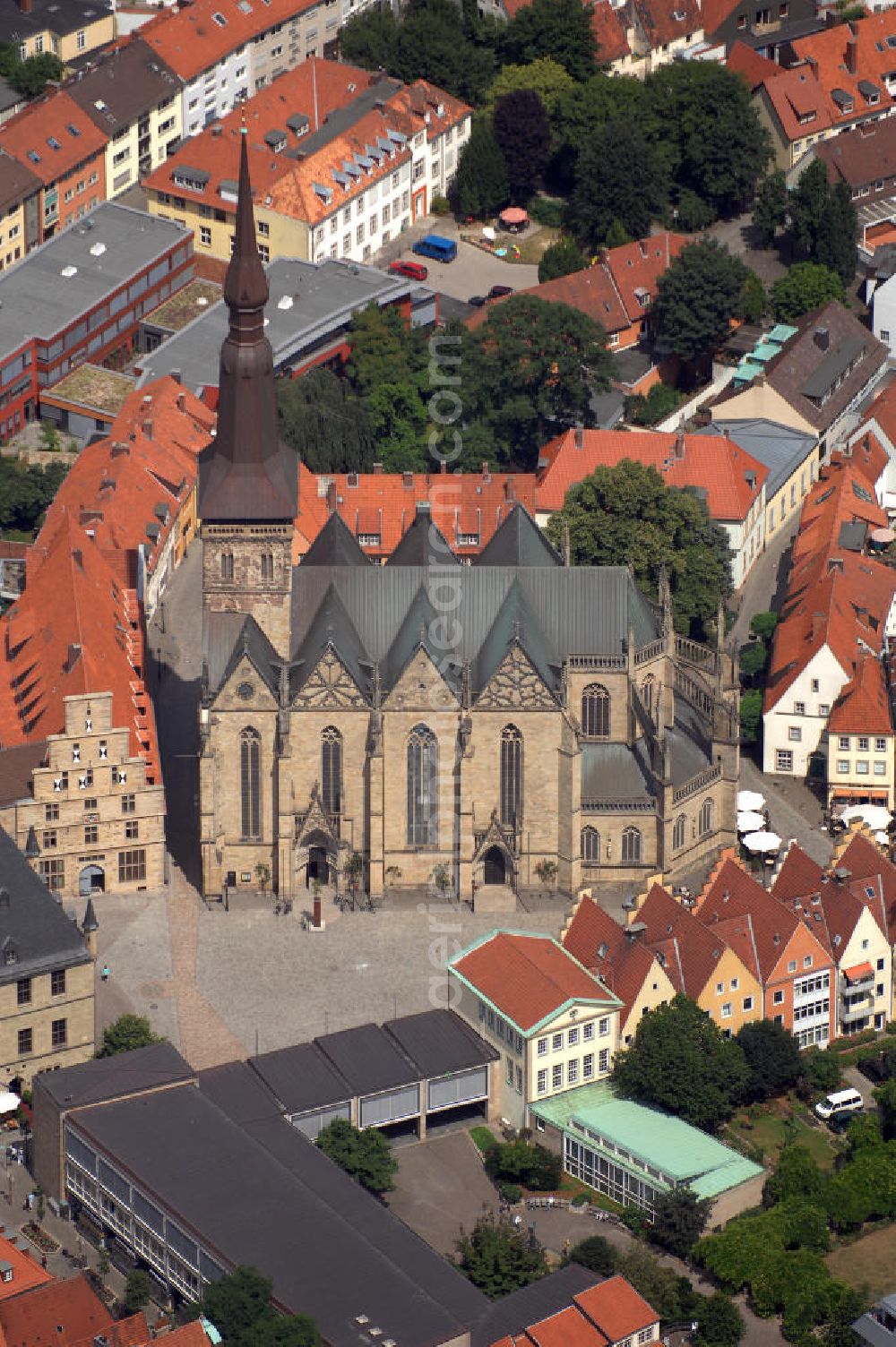 Aerial image Osnabrück - Blick auf die Marienkirche in Osnabrück. Vom 79 Meter hohen Kirchturm hat man eine wundervolle Aussicht auf Osnabrück. Der Bau ist geschickt ausgeführt, denn durch die schlanke und hohe Architektur wird der Blick himmelwärts gelenkt. Kontakt: Marienkirche Osnabrück, Markt, 49074 Osnabrück, Tel. +49(0)541 28392