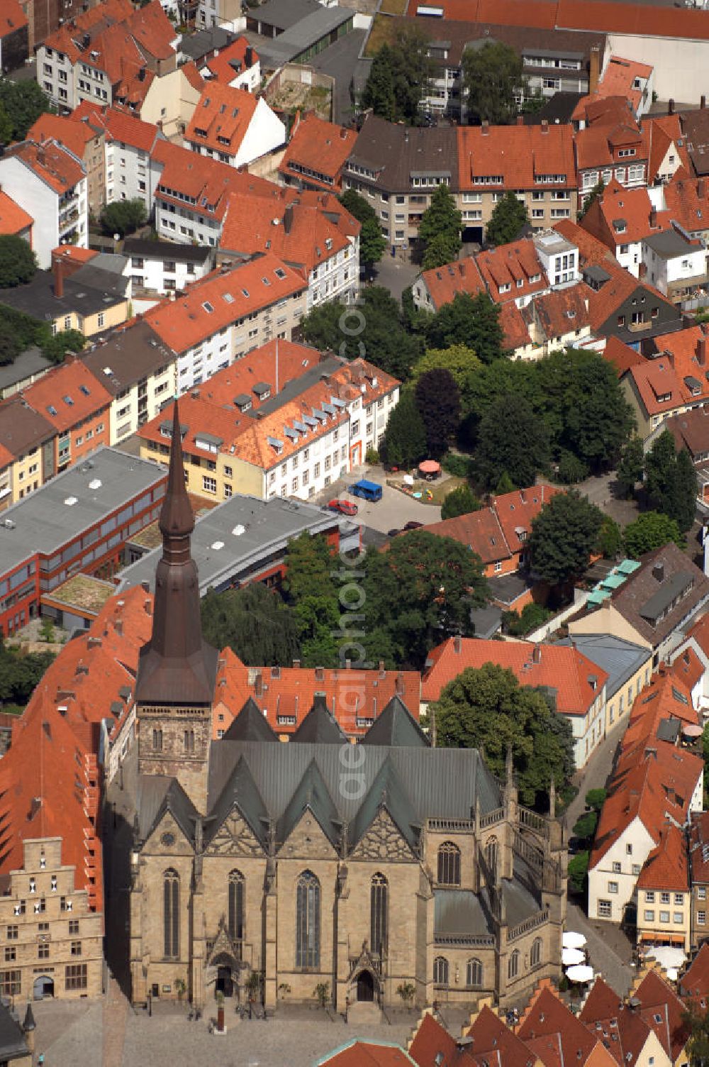 Aerial photograph Osnabrück - Blick auf die Marienkirche in Osnabrück. Vom 79 Meter hohen Kirchturm hat man eine wundervolle Aussicht auf Osnabrück. Der Bau ist geschickt ausgeführt, denn durch die schlanke und hohe Architektur wird der Blick himmelwärts gelenkt. Kontakt: Marienkirche Osnabrück, Markt, 49074 Osnabrück, Tel. +49(0)541 28392