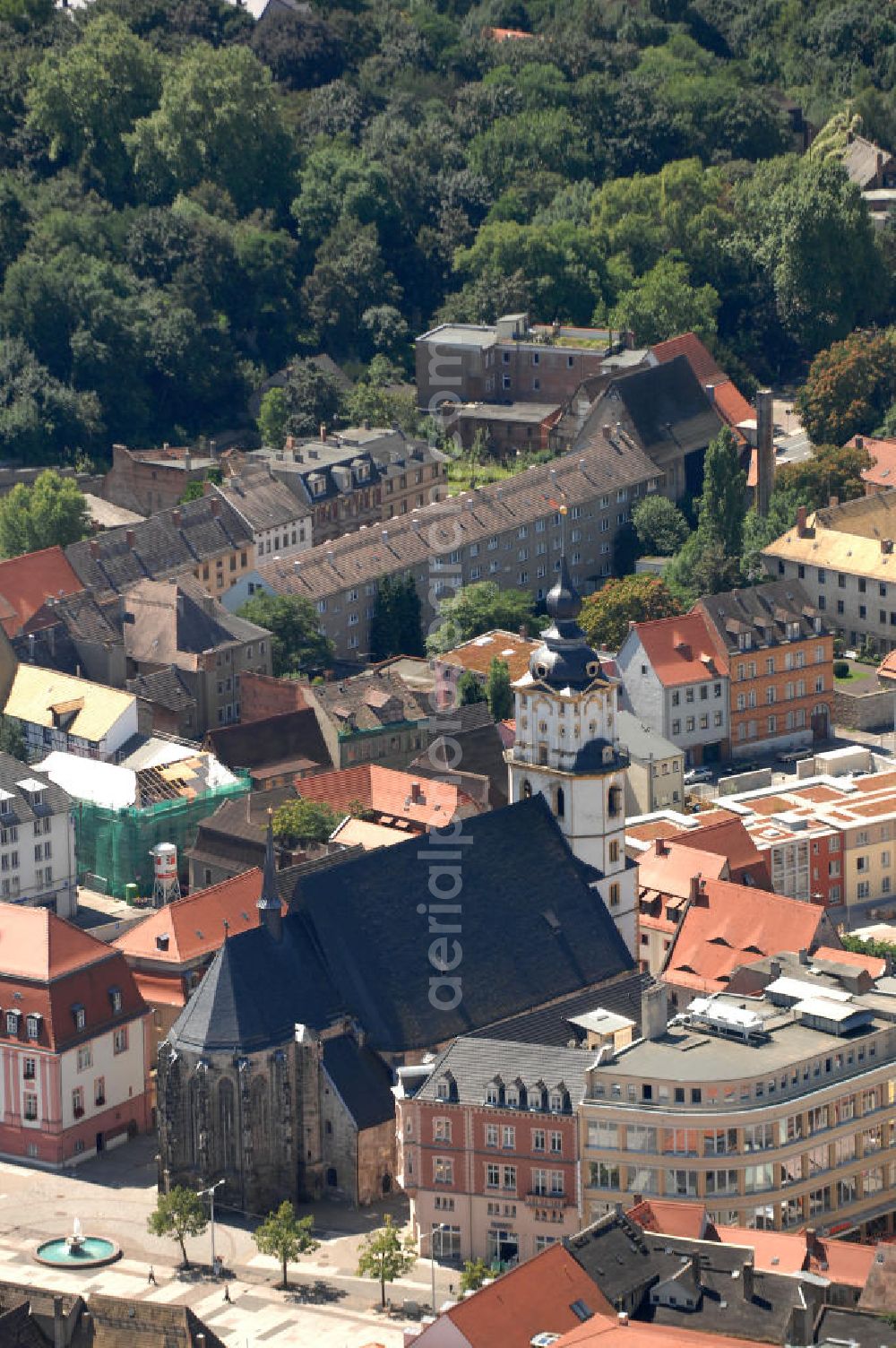 Weißenfels from above - Blick auf die Marienkirche in der Stadt Weißenfels an der Saale, die zur Kirche des Jahres 2000 im Land Sachsen-Anhalt erklärt wurde. Die spätgotische dreischiffige Hallenkirche wurde im 14. Jahrhundert erbaut, der Turmaufbau wurde nach einem Stadtbrand 1718 im Barockstil ergänzt.