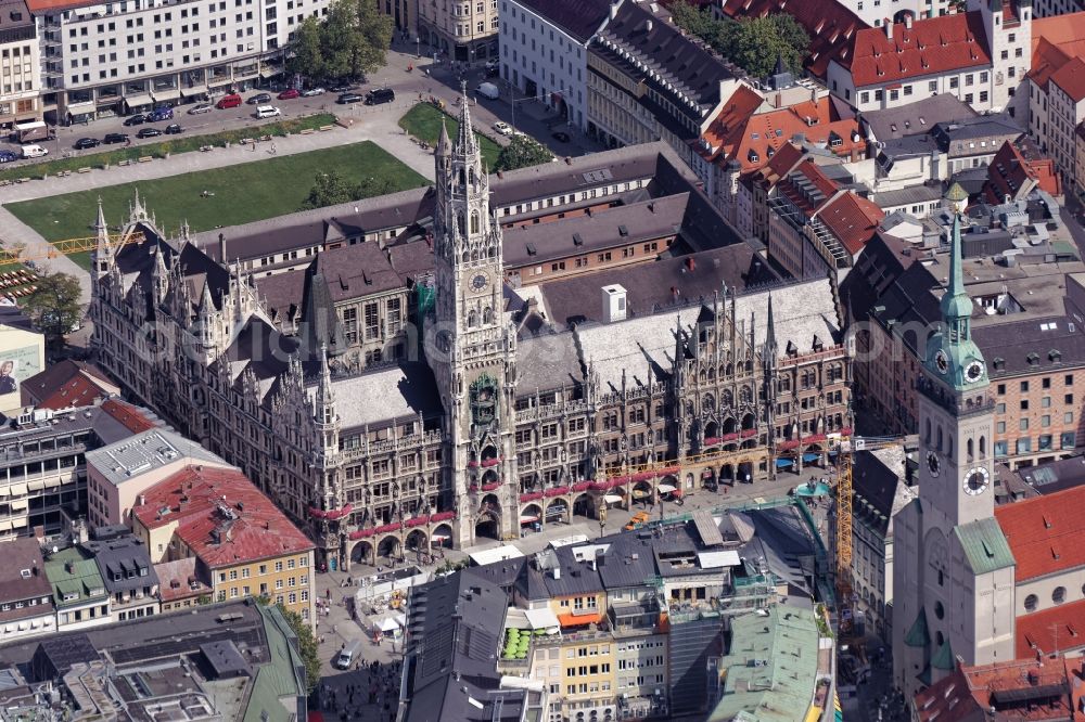 Aerial image München - Downtown in the center of Munich in the state of Bavaria. In the picture the monument-protected ensemble: New Town Hall between Marienplatz and Marienhof in the pedestrian zone