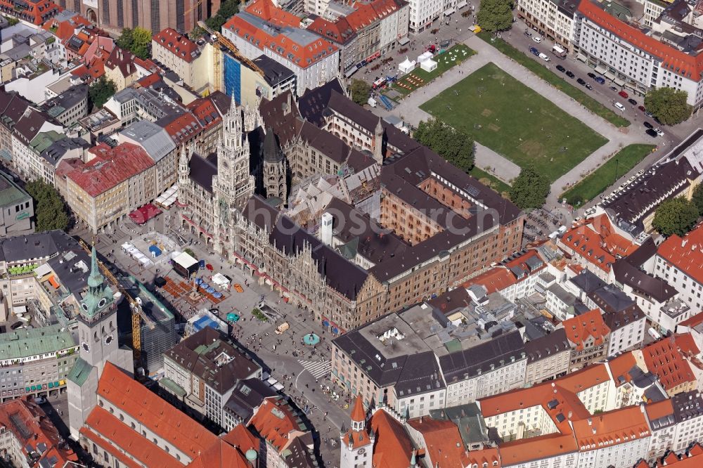 Aerial photograph München - Downtown in the center of Munich in the state of Bavaria. In the picture the monument-protected ensemble: New Town Hall between Marienplatz and Marienhof in the pedestrian zone