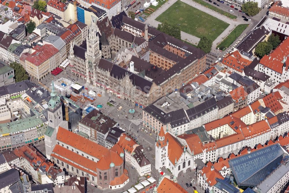 Aerial photograph München - Ensemble around Marienplatz in the inner city center in Munich in the state Bavaria. In the picture the monument-protected ensemble: New Town Hall between Marienplatz and Marienhof in the pedestrian zone, old town hall, church Saint Peter