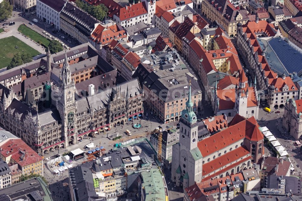 Aerial image München - Ensemble around Marienplatz in the inner city center in Munich in the state Bavaria. In the picture the monument-protected ensemble: New Town Hall between Marienplatz and Marienhof in the pedestrian zone, old town hall, church Saint Peter