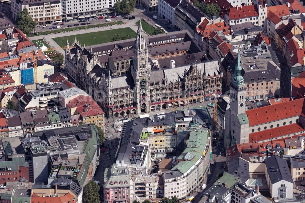 Aerial photograph München - Ensemble around Marienplatz in the inner city center in Munich in the state Bavaria. In the picture the monument-protected ensemble: New Town Hall between Marienplatz and Marienhof in the pedestrian zone, church Saint Peter