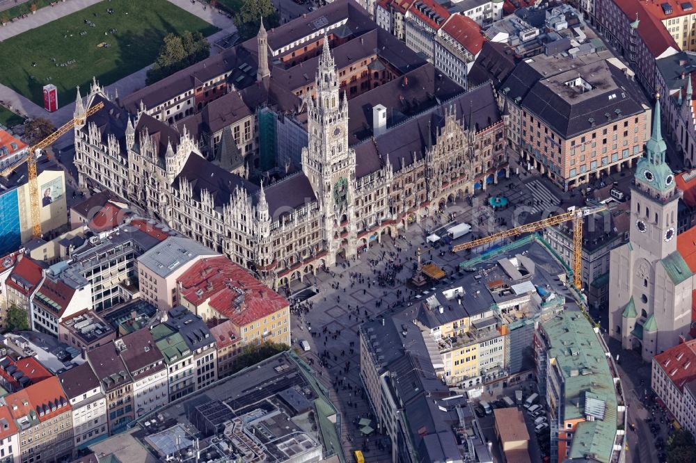 Aerial image München - Ensemble around Marienplatz in the inner city center in Munich in the state Bavaria. In the picture the monument-protected ensemble: New Town Hall between Marienplatz and Marienhof in the pedestrian zone, church Saint Peter