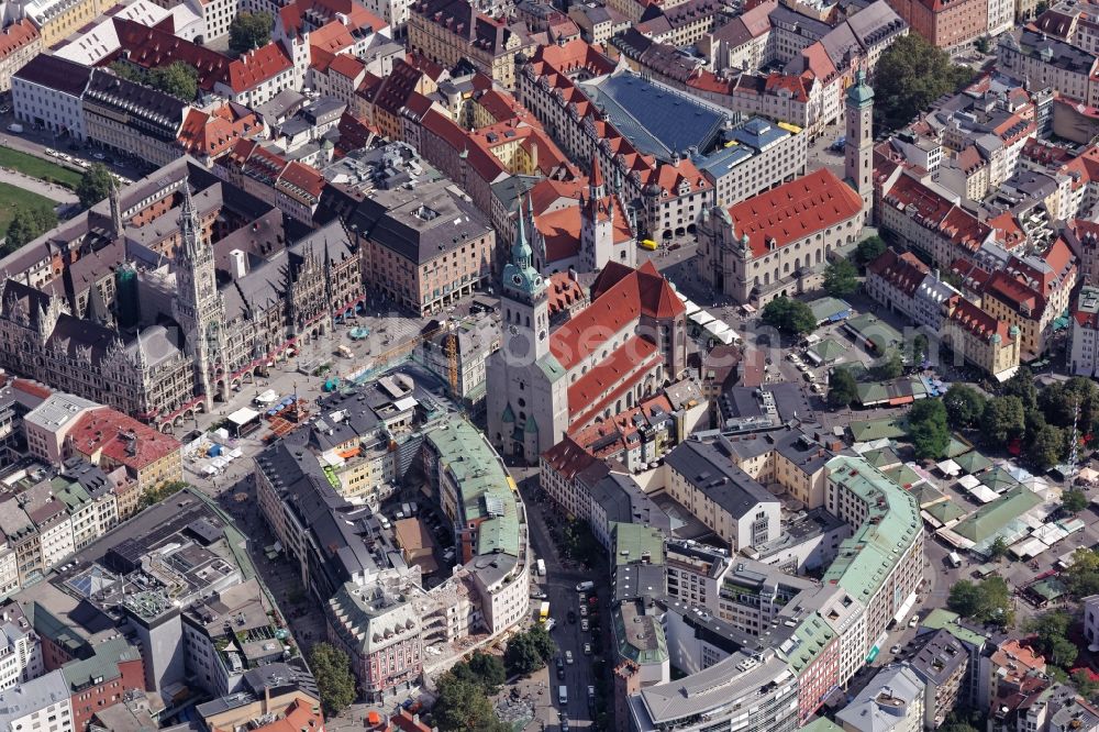 Aerial image München - Ensemble around Marienplatz in the inner city center in Munich in the state Bavaria. In the picture the monument-protected ensemble: New Town Hall between Marienplatz and Marienhof in the pedestrian zone, old town hall, churches Saint Peter and Holy Spirit, Viktualienmarkt