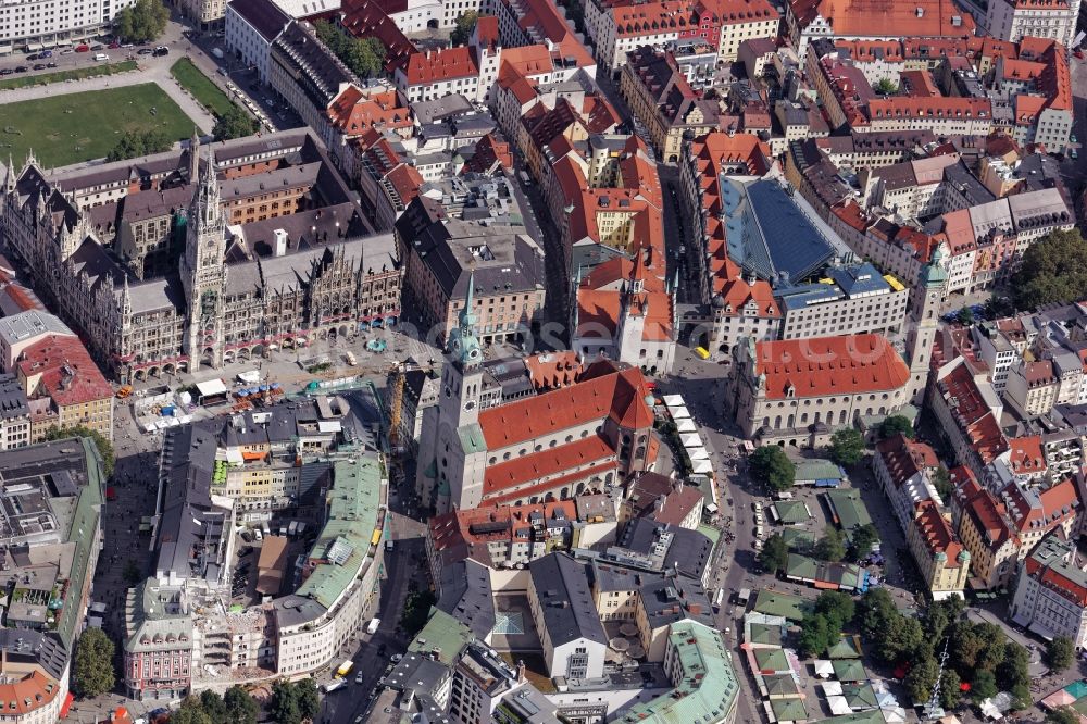 Aerial photograph München - Ensemble around Marienplatz in the inner city center in Munich in the state Bavaria. In the picture the monument-protected ensemble: New Town Hall between Marienplatz and Marienhof in the pedestrian zone, old town hall, churches Saint Peter and Holy Spirit, Viktualienmarkt