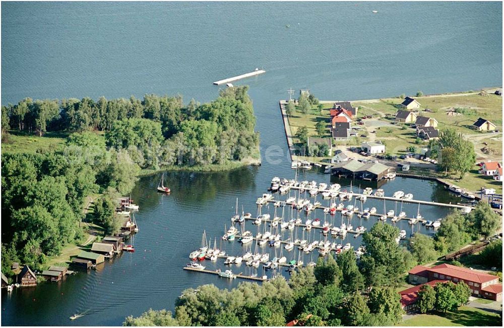 Aerial photograph Rechlin - 15.08.2004, Die Marina Claassee in Rechlin liegt in einem der schönsten Wassersport-Reviere Deutschlands, dabei ist sie nur an derthalb Autostunden von Berlin und gute zwei Stunden von Hamburg entfernt. Hier finden Segler alle wichtigen Dienstleistungen und Einkaufsangebote ­ in ebenso geschützter wie idyllischer Umgebung. Das Marinagelände befindet sich zwischen Claassee und Müritz-Nationalpark und gehört zum Ort Rechlin.