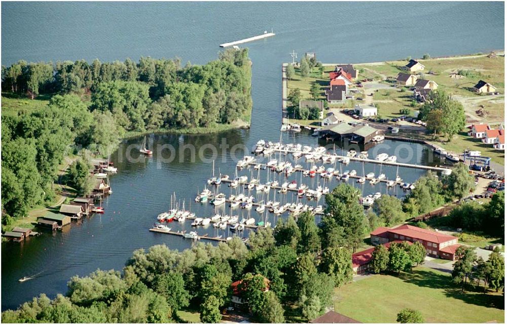 Rechlin from above - 15.08.2004, Die Marina Claassee in Rechlin liegt in einem der schönsten Wassersport-Reviere Deutschlands, dabei ist sie nur an derthalb Autostunden von Berlin und gute zwei Stunden von Hamburg entfernt. Hier finden Segler alle wichtigen Dienstleistungen und Einkaufsangebote ­ in ebenso geschützter wie idyllischer Umgebung. Das Marinagelände befindet sich zwischen Claassee und Müritz-Nationalpark und gehört zum Ort Rechlin.