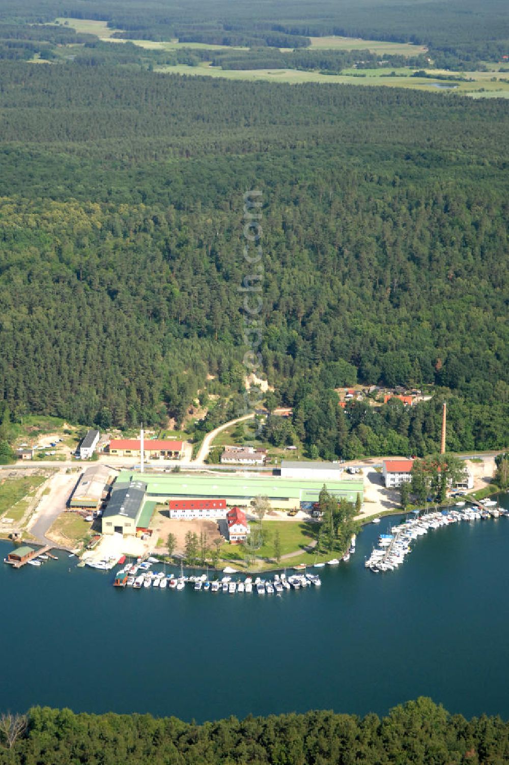 Aerial image Elsenau - Blick auf die Marina Elsenau am Werbellinsee in Brandenburg. Der Ort grenzt an das Biosphärenreservat Schorfheide-Chorin und wird von der Seerandstraße durchzogen. View of the Marina Elsenau at the lake Werbellinsee in Brandenburg / BB.