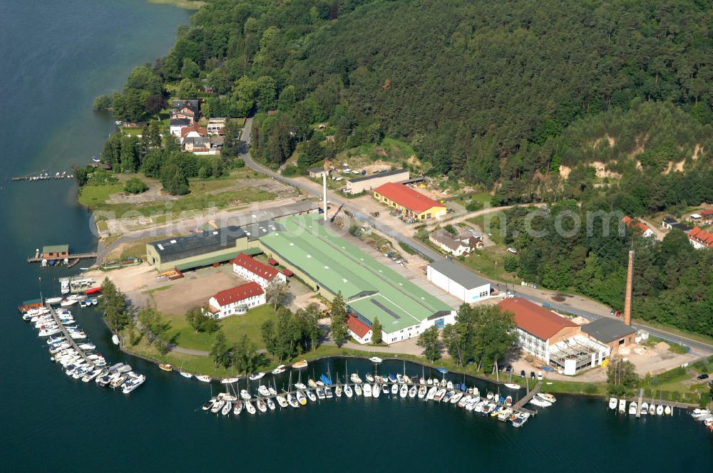 Aerial photograph Elsenau - Blick auf die Marina Elsenau am Werbellinsee in Brandenburg. Der Ort grenzt an das Biosphärenreservat Schorfheide-Chorin und wird von der Seerandstraße durchzogen. View of the Marina Elsenau at the lake Werbellinsee in Brandenburg / BB.