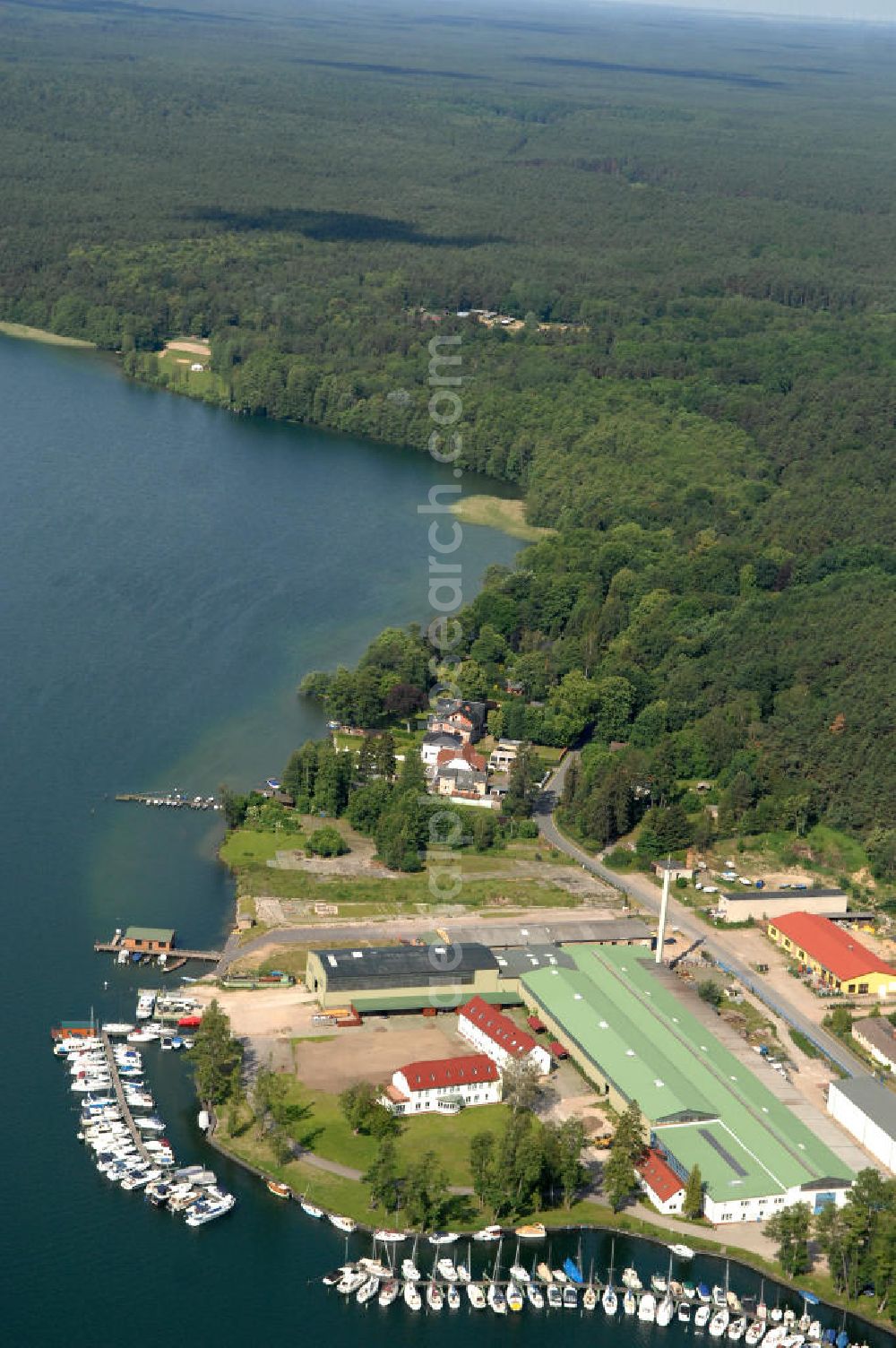 Elsenau from above - Blick auf die Marina Elsenau am Werbellinsee in Brandenburg. Der Ort grenzt an das Biosphärenreservat Schorfheide-Chorin und wird von der Seerandstraße durchzogen. View of the Marina Elsenau at the lake Werbellinsee in Brandenburg / BB.