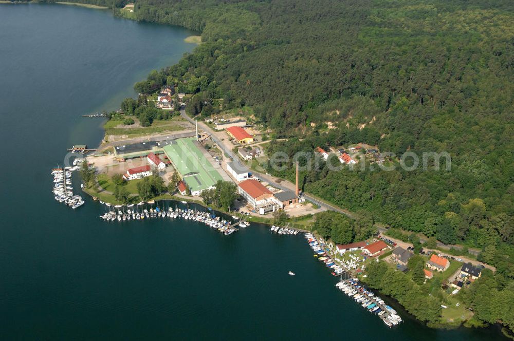 Elsenau from the bird's eye view: Blick auf die Marina Elsenau am Werbellinsee in Brandenburg. Der Ort grenzt an das Biosphärenreservat Schorfheide-Chorin und wird von der Seerandstraße durchzogen. View of the Marina Elsenau at the lake Werbellinsee in Brandenburg / BB.