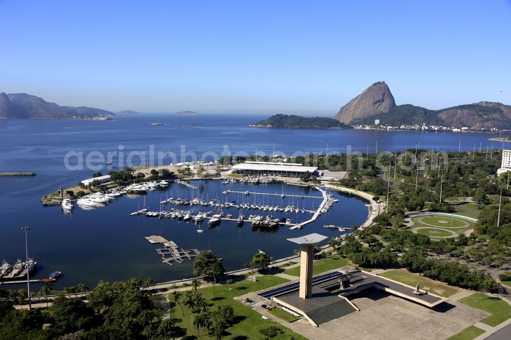 Aerial photograph Rio de Janeiro - Pleasure boat marina with docks and moorings on the shore area Baia de Guanabara in Rio de Janeiro in Brazil