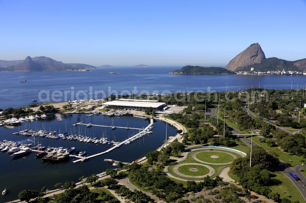 Aerial photograph Rio de Janeiro - Pleasure boat marina with docks and moorings on the shore area Baia de Guanabara in Rio de Janeiro in Brazil