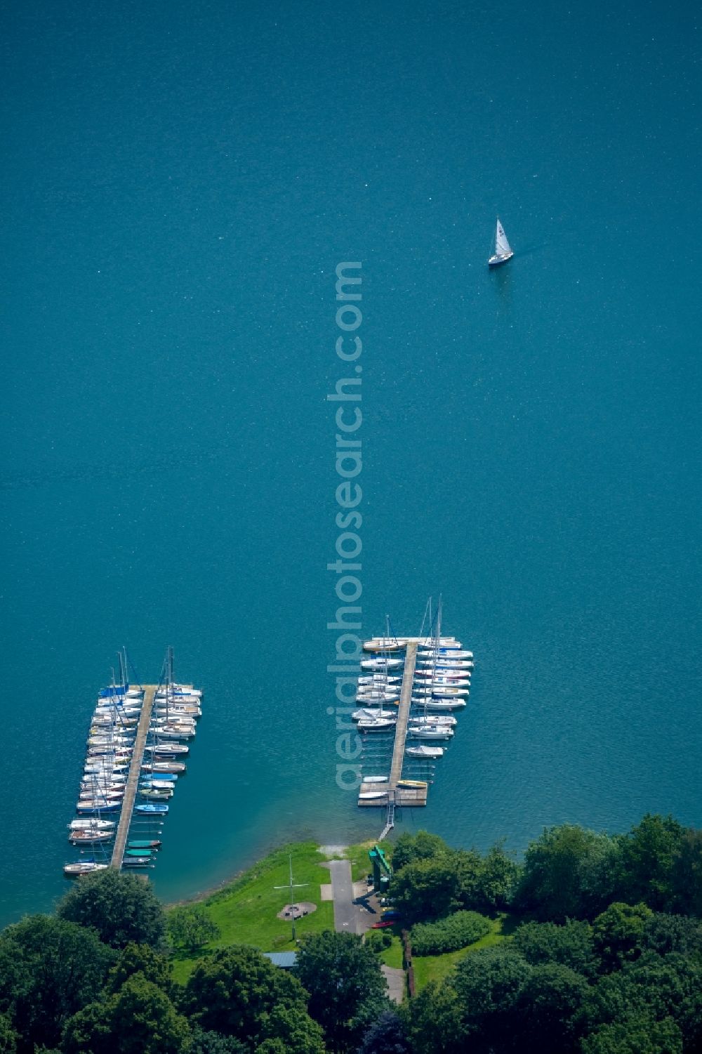 Aerial image Meschede - Marina - harbour area on the shore of Segel-Club Hennesee e.V. Meschede Berghauser Bucht in Meschede in the state North Rhine-Westphalia