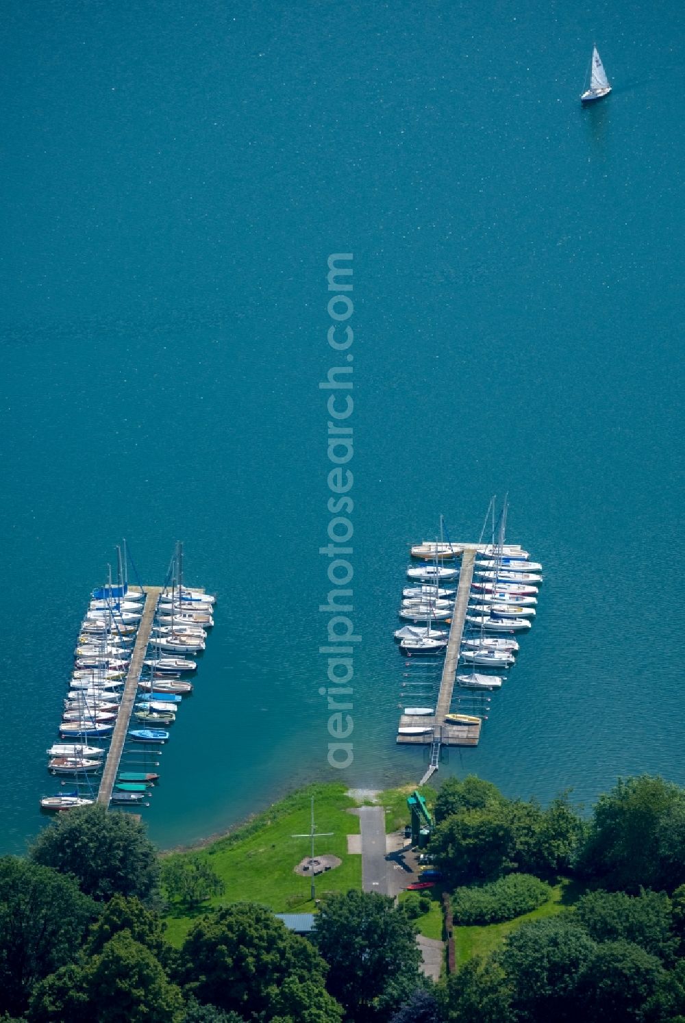 Aerial photograph Meschede - Marina - harbour area on the shore of Segel-Club Hennesee e.V. Meschede Berghauser Bucht in Meschede in the state North Rhine-Westphalia