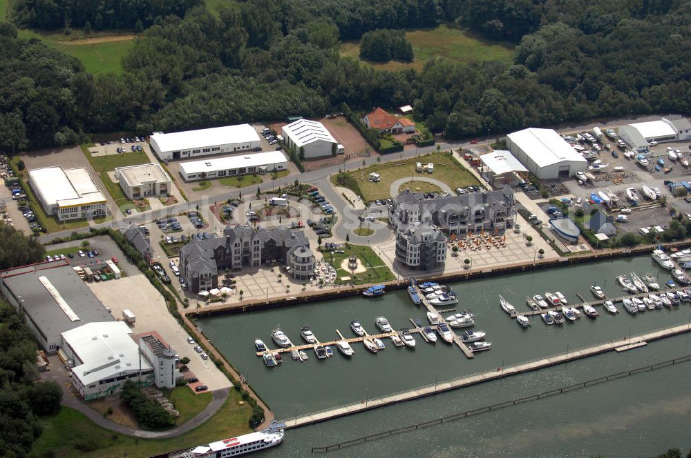 Bergkamen from above - Blick auf die Marina Rünthe in Bergkamen-Rünthe. Die Marina Rünthe ist eine der grössten Yachthäfen Nordrhein-Westfalens am Datteln-Hamm-Kanal. Diese verfügt derzeit über 270 Liegeplätze für Boote aller Grössen. Kontakt: Yachthafen Marina Rünthe GmbH & Co. KG, Hafenweg 30, 59192 Bergkamen, Tel. +49(0)2389 31 63, Fax +49(0)2389 31 67, Email: info@yachthafen-marina-ruenthe.de