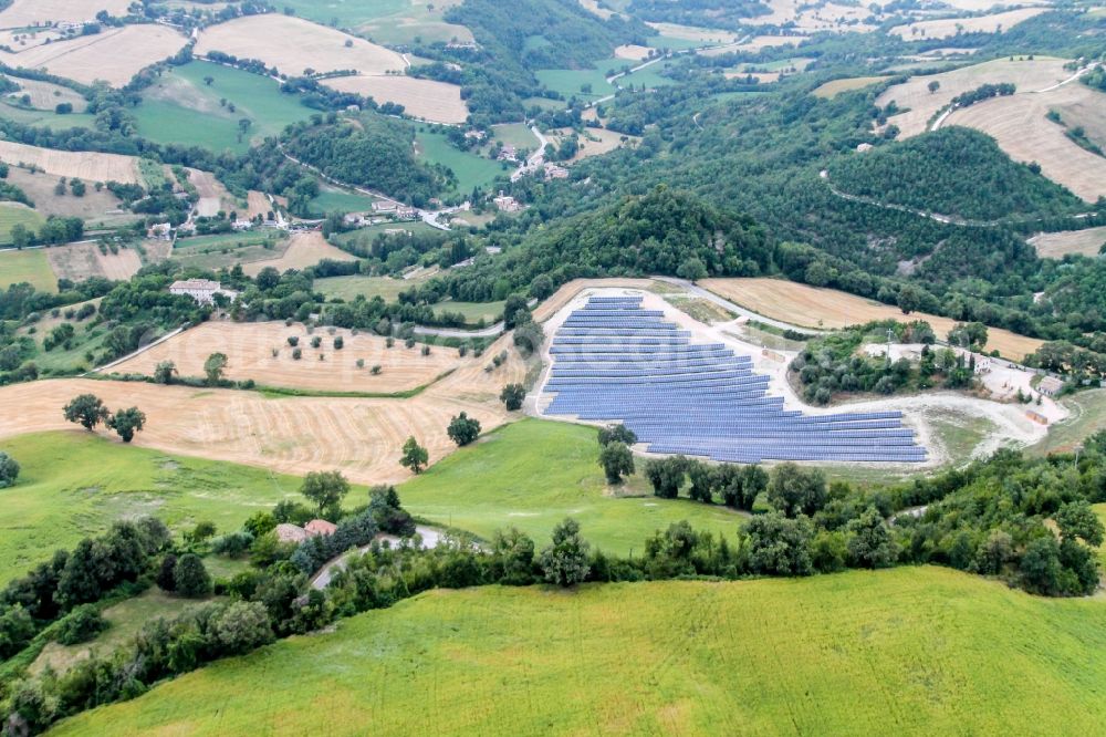 Aerial photograph Cartoceto - Panel rows of photovoltaic and solar farm in Cartoceto in Marche, Italy