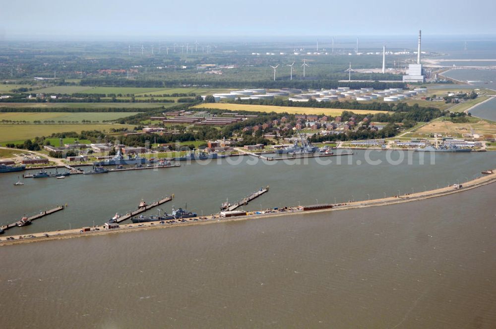 Wilhemshaven from the bird's eye view: Blick über den Neuen Vorhafen mit dem Marinestützpunkt Heppenser Groden auf den NWO-Ölhafen in Wilhemshaven an der Jade in Niedersachsen, Kontakt: