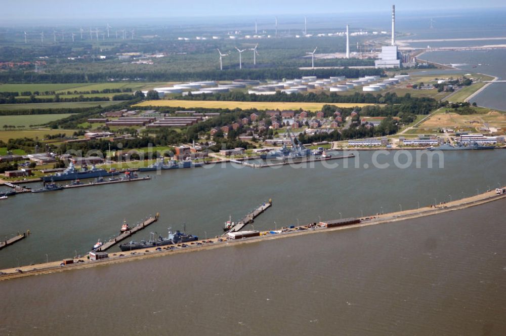 Aerial image Wilhemshaven - Blick über den Neuen Vorhafen mit dem Marinestützpunkt Heppenser Groden auf den NWO-Ölhafen in Wilhemshaven an der Jade in Niedersachsen, Kontakt: